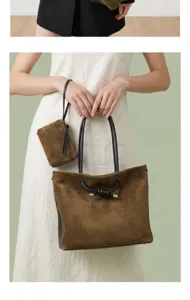 Detailansicht der braunen Wildleder-Tasche mit passender Pouch und stilvollem Knotendesign.