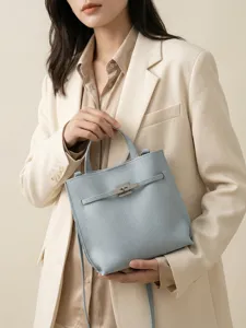 Hellblaue Ledertasche für Damen, elegante Freizeittasche mit Griff und Schultergurt.