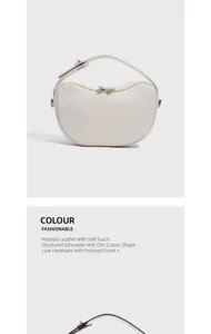 Vista detallada del elegante bolso de hombro de cuero con silueta curva y herrajes pulidos.