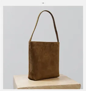 Braune Wildleder Vintage minimalistische Achsel Umhängetasche, feine Detailansicht.