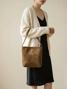 Minimalistische braune Wildleder-Umhängetasche für Damen, retro Herbst Pendler Handtasche.