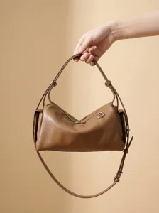 Minimalistische bruine lederen schoudertas, stijlvolle casual tas voor dames.