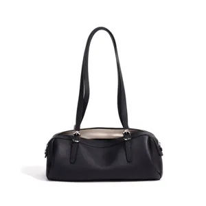 Schwarze Leder Boston Umhängetasche, Vintage Bowling Handtasche mit langen Trägern und Hardware.