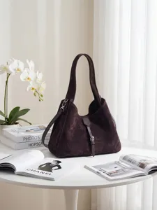 Elegante bolso de hombro de ante marrón para mujer, elegante bolso cruzado hobo vista principal.