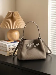Bolso cruzado minimalista de cuero genuino con cierre de giro seguro para oficina.