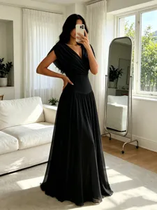 Élégante robe longue de soirée noire en mousseline col V sans manches plissée chic.