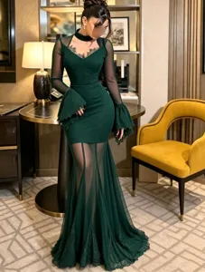 Detalle de vestido de noche verde, inserciones de malla transparente y encaje elegante.