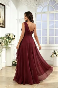 Elegante vestido largo de gasa burdeos con un solo hombro, cintura ajustada y dobladillo.