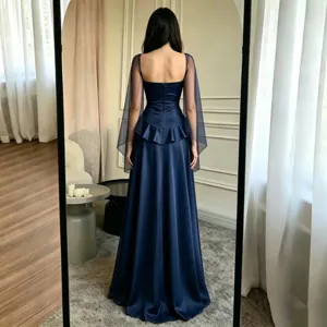 Élégante robe de soirée bleu foncé vue de dos, longue robe formelle à manches transparentes.