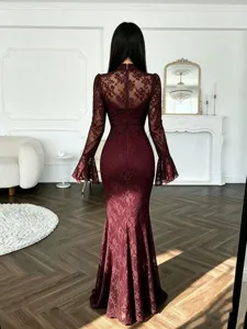 Vestido largo de encaje burdeos de manga larga con delicado diseño de patrón floral.