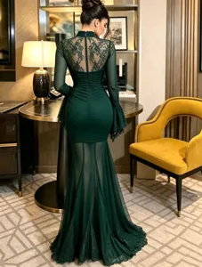 Detalle trasero del vestido de sirena de encaje y malla de manga larga, elegante fiesta.
