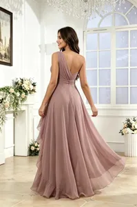 Vista detallada del elegante vestido largo de gasa de un solo hombro con diseño en la cintura.