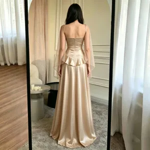 Élégante robe de soirée en satin avec magnifique détail dos et manches transparentes.