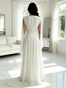 Elegante vestido de noche blanco de gasa con mangas fluidas, vista posterior.