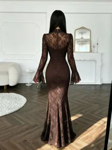 Vista trasera detallada del elegante vestido de sirena de encaje marrón con manga larga.