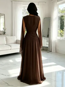 Elegante vestido de noche largo marrón con mangas capa para eventos formales.