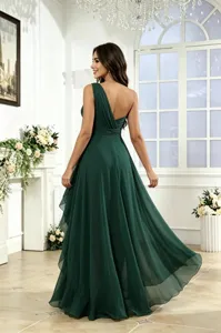 Vista detallada del elegante vestido de gasa verde oscuro mostrando la hermosa caída trasera.