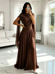 Vestido de noche largo de gasa marrón sin mangas, elegante diseño drapeado para mujeres.