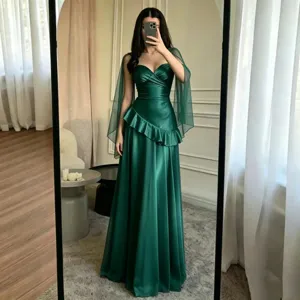 Magnifique robe de soirée en satin vert émeraude avec décolleté cœur et manches cape transparentes.