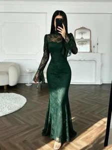 Elegante vestido largo de sirena de encaje verde oscuro con manga larga, ajustado.