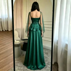 Vue détaillée de la robe de soirée élégante en satin vert émeraude avec manches.