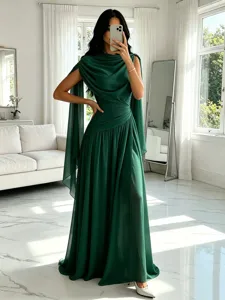 Elegante vestido de noche largo de gasa drapeada sin mangas en un entorno moderno.