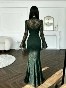 Vista trasera detallada del vestido de sirena de manga larga de encaje verde oscuro, diseño elegante.