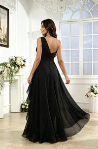 Vista detallada de un elegante vestido midi de gasa negro con un solo hombro, fluido.