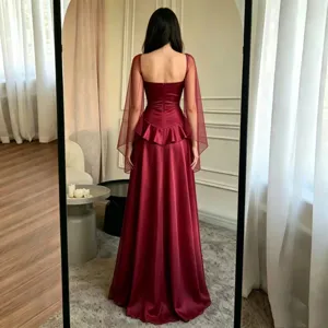 Robe de soirée élégante bordeaux avec manches transparentes et design dos nu pour fêtes.