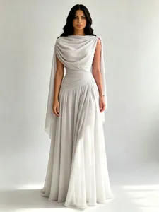 Detalle de vestido de noche de gasa con cuello drapeado y elegante diseño largo blanco fluido.