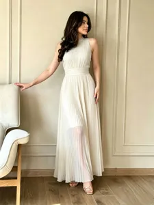 Vestido largo plisado sin mangas para mujer, con cuello alto chic y silueta de cintura muy favorecedora.