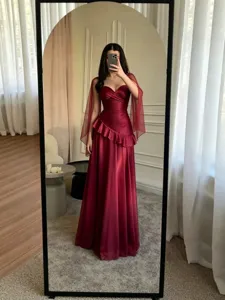 Élégante robe de soirée bordeaux sans bretelles avec manches cape transparentes pour fêtes.