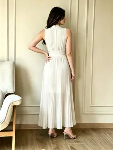 Elegante vestido maxi plisado blanco sin mangas con cuello alto y cintura ajustada.