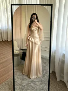 Élégante robe de soirée en satin champagne, bustier cœur avec manches cape transparentes.
