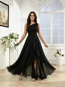 Elegante vestido de noche asimétrico negro de gasa con un solo hombro para fiestas de verano.