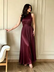 Elegante vestido largo burdeos sin mangas plisado con cintura alta para la noche.