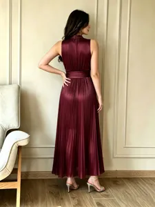 Detalle vestido maxi plisado sin mangas, elegante vestido largo burdeos entallado.