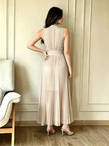Vista detallada del elegante vestido largo plisado sin mangas con tela beige.