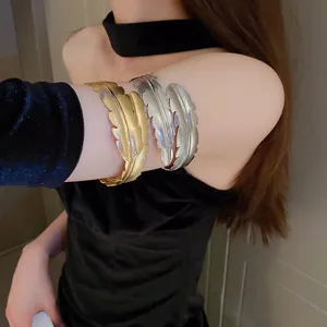 Bracciale aperto a manichetta in foglia di metallo da donna, stile creativo.