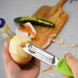 Edelstahl Gemüseschäler mit ergonomischem grünem Griff für effizientes Schälen in der Küche.