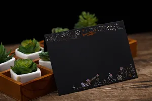 Detailansicht der schwarzen Grußkarte mit metallisch goldenen Noten und Gitarrenmotiv.