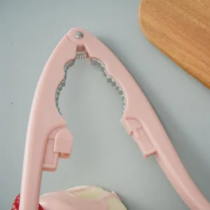 Rosa Nussknacker Werkzeug Detailansicht, ergonomischer Kunststoff Walnuss Oeffner Helfer.