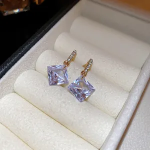 Elegantes pendientes colgantes cuadrados de circonita cúbica dorada, cristales brillantes.