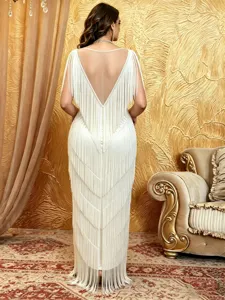 Vue arrière détaillée d'une robe de soirée blanche à franges au design sans manches.