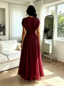 Vue de dos d'une élégante robe de soirée longue en mousseline bordeaux plissée.