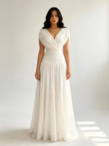 Élégante robe de soirée blanche en mousseline col V avec épaules drapées et jupe plissée.