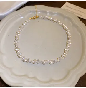 Collier de perles irrégulières baroques françaises, élégante chaîne de clavicule dorée.