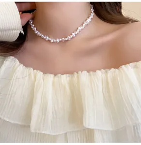 Élégant collier ras du cou en perles baroques pour femmes, chaîne de clavette minimaliste.