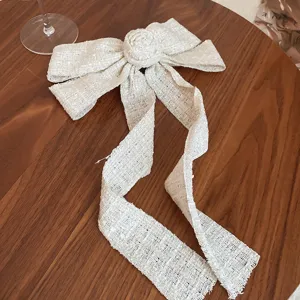 Elegante pinza de pelo de tweed con lazo, camelia y cintas largas para mujeres chic.