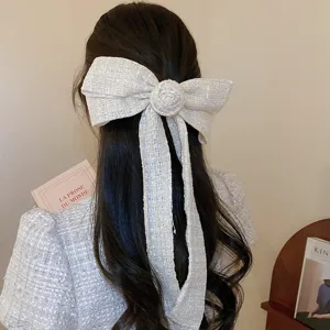 Elegante pinza de pelo con lazo de tweed blanco y nudo de camelia para mujeres.